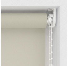Béžová boční roleta s řetízkem na okně