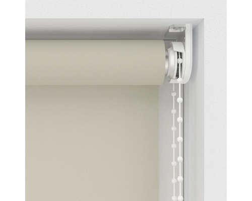 Béžová boční roleta s řetízkem na okně