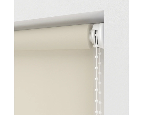 Béžová žaluzie s ovládacím řetízkem na okně