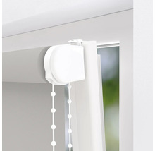 Detail šedé okenní rolety s ovládacím řetízkem