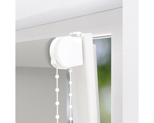 Detail šedé okenní rolety s ovládacím řetízkem