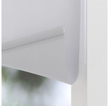 Detail bílé rolety na okně