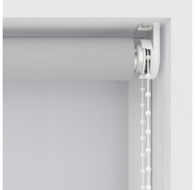 Roleta s řetízkovým ovládáním na okně