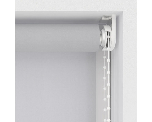 Roleta s řetízkovým ovládáním na okně