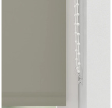 Šedá roleta s ovládacím řetízkem u okna