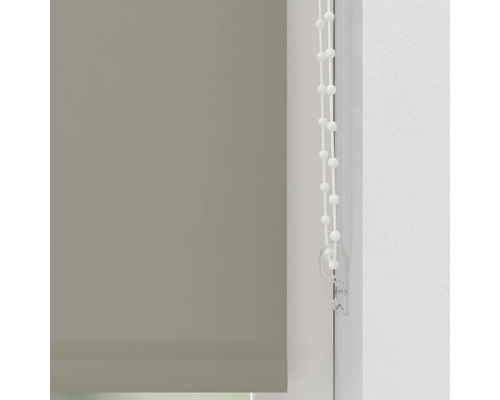 Šedá roleta s ovládacím řetízkem u okna