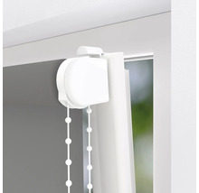 Detail rolety s řetízkovým mechanismem u okna