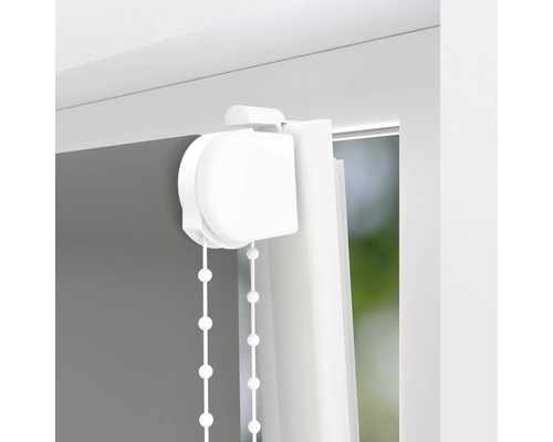 Detail rolety s řetízkovým mechanismem u okna