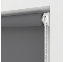 Šedá roleta s řetízkovým ovládáním pro dekoraci oken