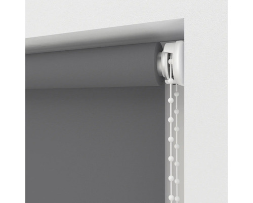 Šedá roleta s řetízkovým ovládáním pro dekoraci oken