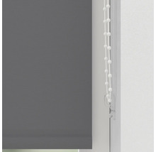 Šedá roleta s řetízkovým ovládáním u okna