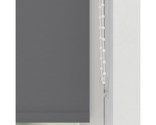 Šedá roleta s řetízkovým ovládáním u okna