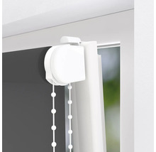 Detailní pohled na roletu s řetízkovým ovládáním na okně