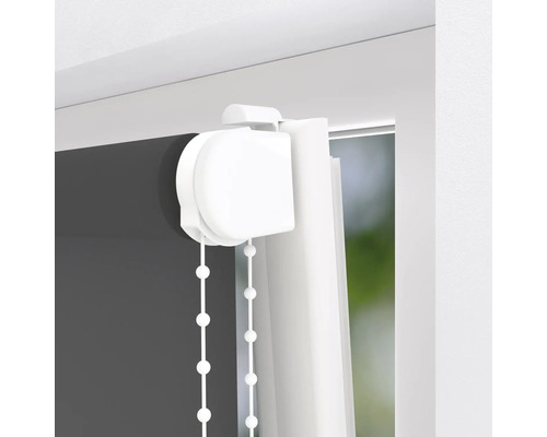 Detailní pohled na roletu s řetízkovým ovládáním na okně