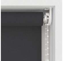 Tmavě šedá roleta s řetízkovým ovládáním v okenním rámu.