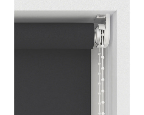 Tmavě šedá roleta s řetízkovým ovládáním v okenním rámu.