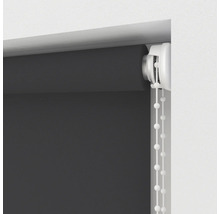 Detailní pohled na šedou roletu s řetízkovým ovládáním