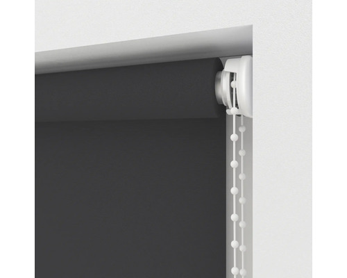 Detailní pohled na šedou roletu s řetízkovým ovládáním