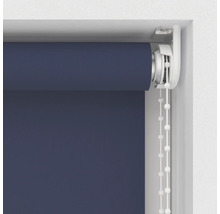 Tmavě modrá roleta s řetízkovým ovládáním v okenním rámu.