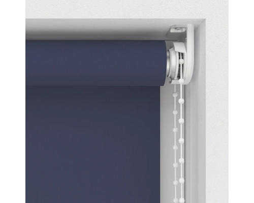 Tmavě modrá roleta s řetízkovým ovládáním v okenním rámu.