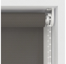 Šedá roleta s řetízkovým ovládáním pro dekoraci oken