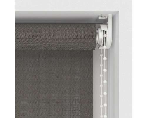 Šedá roleta s řetízkovým ovládáním pro dekoraci oken