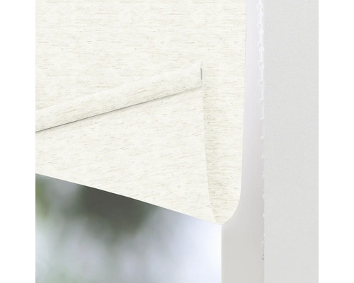 Detail béžové žaluzie pro regulaci světla a soukromí