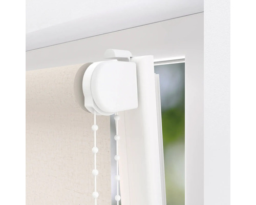 Detail rolety s řetízkovým ovládáním u okna