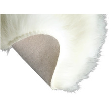 Detailní záběr koberce s umělou kožešinou