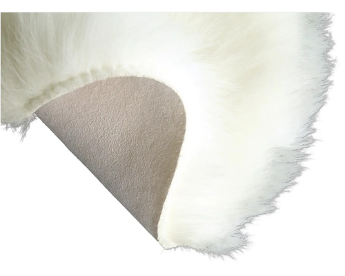 Detailní záběr koberce s umělou kožešinou