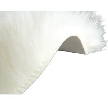 Detail bílého koberce s vysokým vlasem