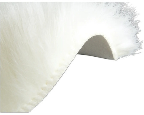 Detail bílého koberce s vysokým vlasem