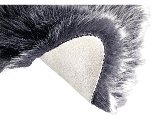 Šedý koberec z umělé kožešiny se zahnutým rohem