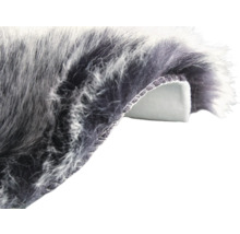 Detailní pohled na koberec s vysokým vlasem