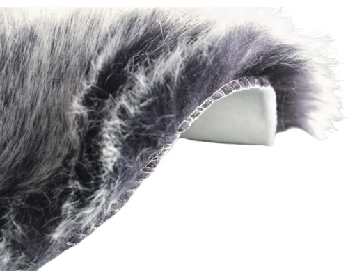 Detailní pohled na koberec s vysokým vlasem