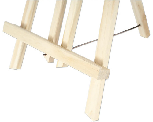 Detailní pohled na dřevěný malířský stojan