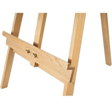 Detailní pohled na dřevěný malířský stojan