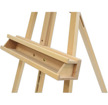 Detailní pohled na dřevěný malířský stojan pro umělecké potřeby