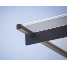 Detail stříšky s hliníkovým profilem v antracitové barvě a průhlednou plastovou krytinou.