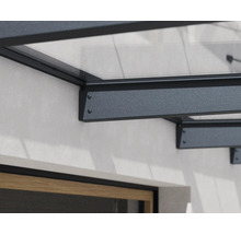 Detail nástěnného upevnění zastřešení z hliníku a skla.