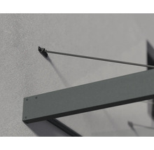 Detailní pohled na moderní stříšku nad vchod s antracitovým kovovým rámem a táhlem, namontovanou na stěně.
