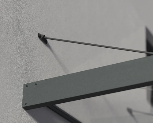 Detailní pohled na moderní stříšku nad vchod s antracitovým kovovým rámem a táhlem, namontovanou na stěně.
