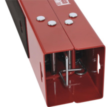 Detail červené nastavitelné pracovní lavice