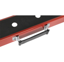 Detailní pohled na červenou skříňku na nářadí s černou vložkou a rukojetí