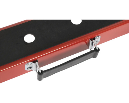 Detailní pohled na červenou skříňku na nářadí s černou vložkou a rukojetí