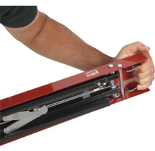 Osoba obsluhuje nákladní zajišťovací tyč