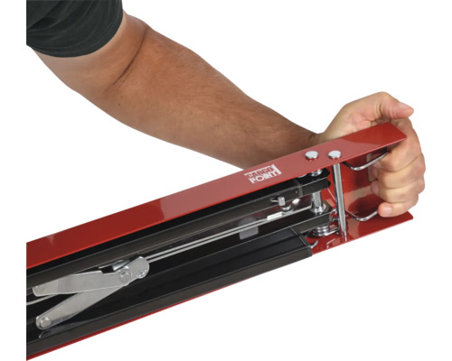 Osoba obsluhuje nákladní zajišťovací tyč