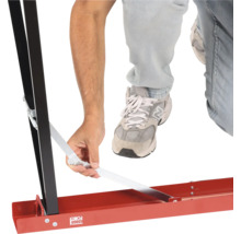 Logo Cargo Point a osoba upevňující soklovou lištu