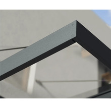 Detail moderní stříšky nad vchodové dveře s antracitovým hliníkovým rámem a průhlednou skleněnou výplní.