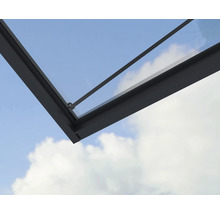 Detailní pohled na zastřešení terasy s antracitovým hliníkovým rámem a skleněnou výplní.